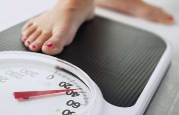 ירידה במשקל כיעד טיפול בנשים עם תסמונת שחלות פוליציסטיות או הפרעות פוריות (J Clin Endocrinol Metab)